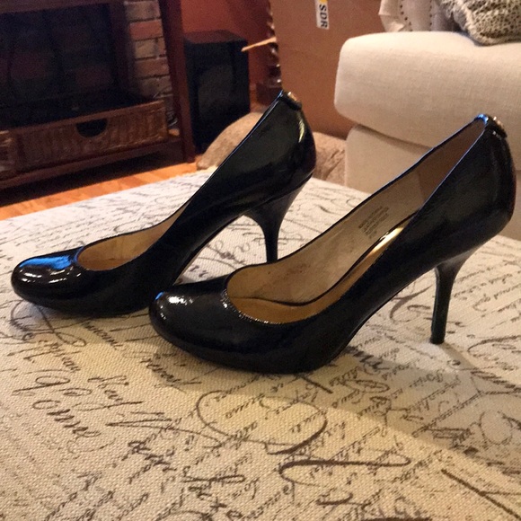 Michael Kors Black Patent Heels Size 8.5 - Picture 3 of 5